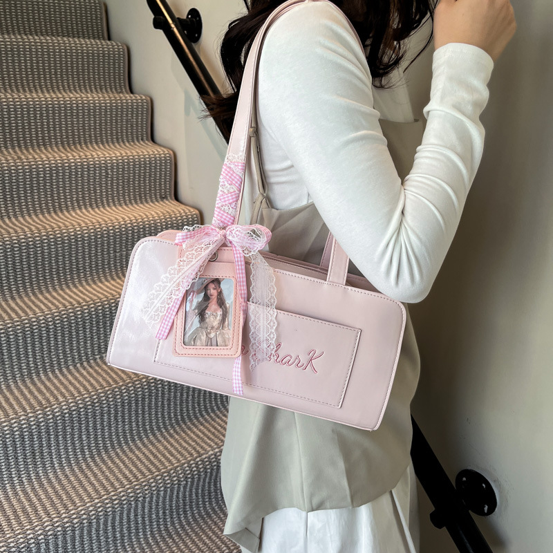 A high-end commuter handbag for a cute girl, a new Korean-style trendy and versatile shoulder bag for women in 2025 Application Scenario