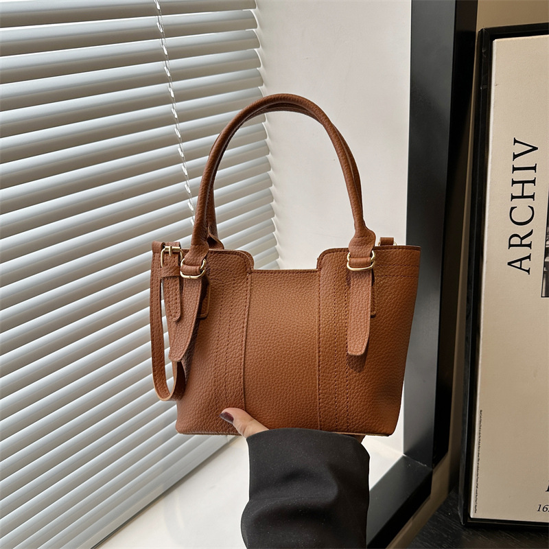 This year, the popular small bags are the 2025 new women's bags, which are high-end, retro, versatile, crossbody bags and fashionable hand-held bucket bags full figure