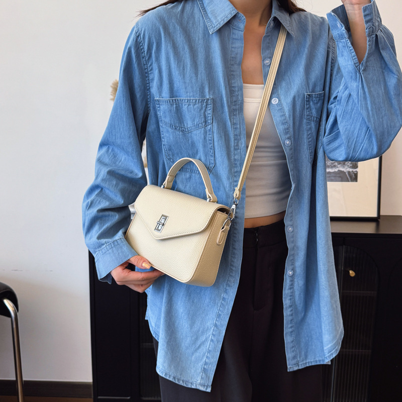 The 2025 new model of the niche light luxury messenger bag is a large-capacity, fashionable, retro and simple crossbody small square bag for women Specification drawing