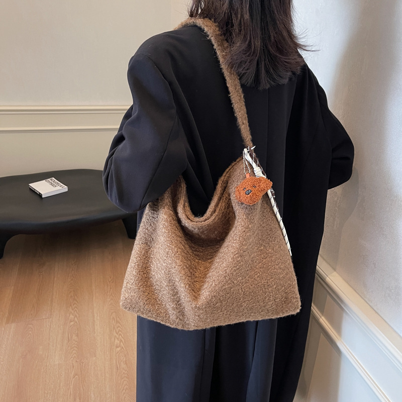 Korean style Instagram laid-back tote bag for women 2024 New fashion woolen large-capacity commuting single-shoulder bag shopping bag Application Scenario