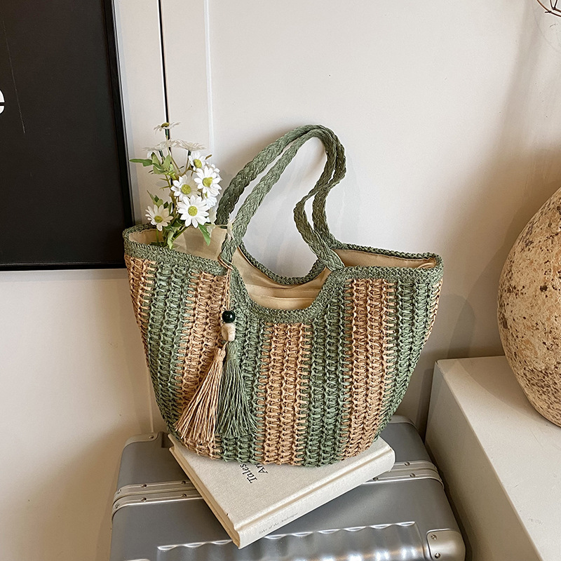 Large-capacity straw woven bag for women, 2025 new style beach and seaside vacation single-shoulder bag, fashionable woven commuter tote bag Application Scenario