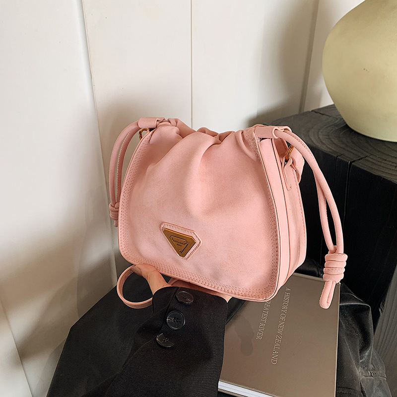 This year, the bucket bag for women is in fashion. The new 2024 model features a niche design, a single-shoulder crossbody bag, and a high-quality pleated bag details Picture