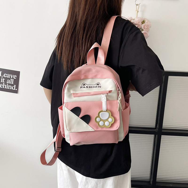 This large-capacity bag is cute for junior and senior high school students, with a fresh and delicate texture. It's a new lightweight crossbody bag for women in 2025 details Picture