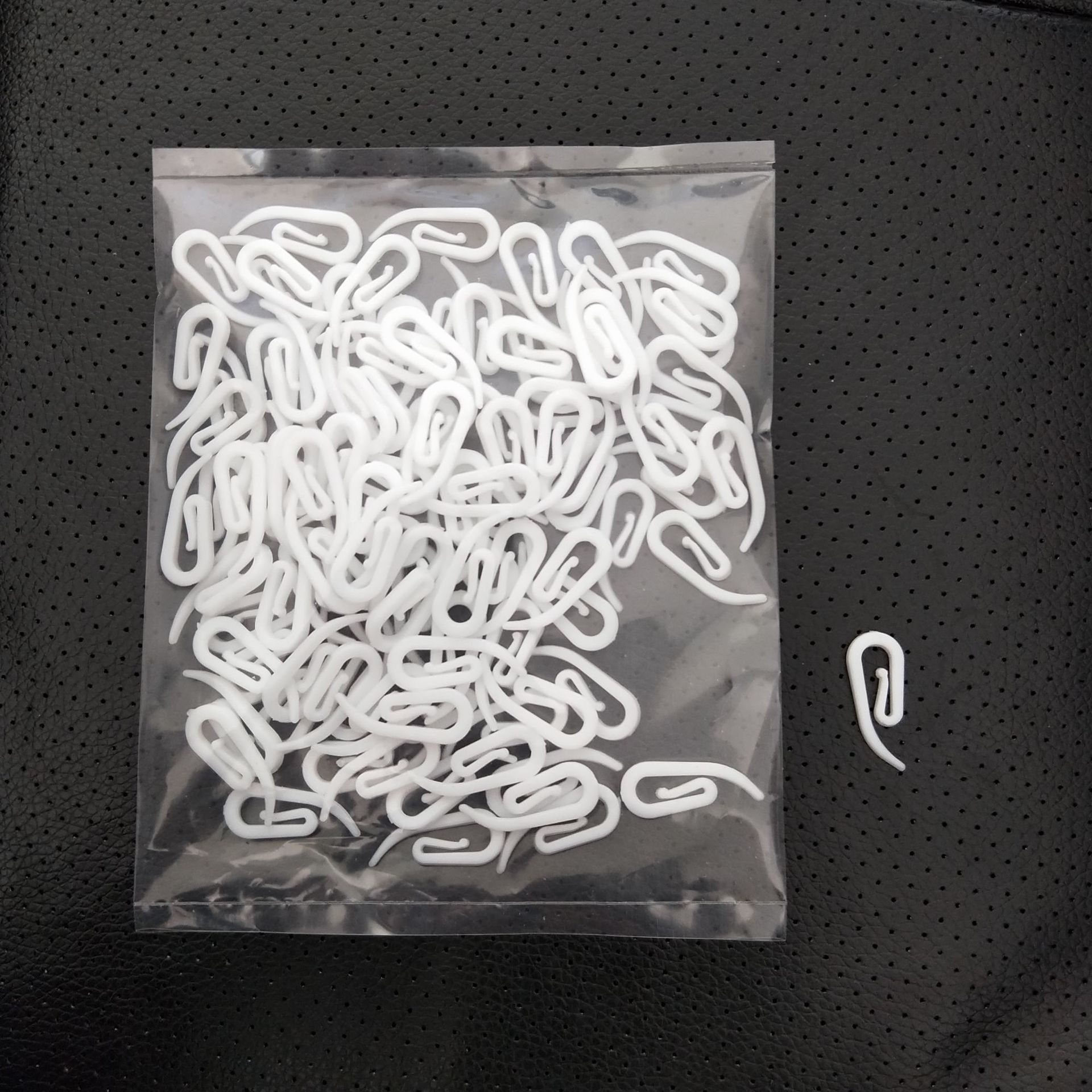 We have 100 pieces of curtain accessories in stock per pack, including 6-shaped injection-molded curtain plastic hooks and white plastic curtain hooks Specification drawing