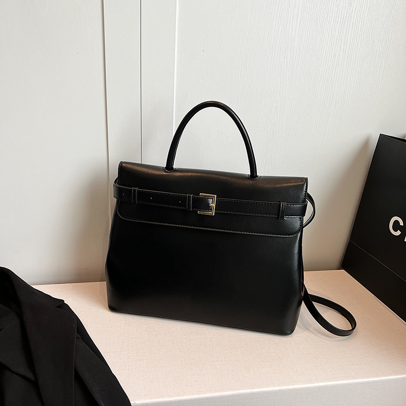 This is a new 2025 trendy and versatile handbag with a high-end and niche design. It is a simple and elegant single-shoulder crossbody bag for women Specification drawing