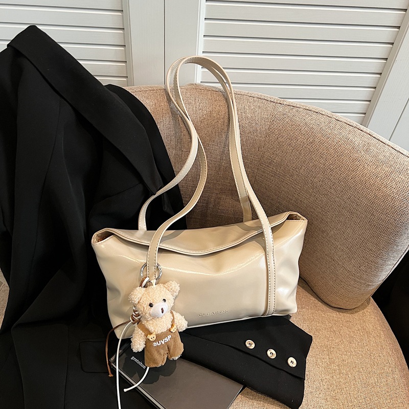 A simple and niche design, oil-wax leather French single-shoulder underarm bag for women 2025, a new large-capacity, versatile commuter bag Application Scenario