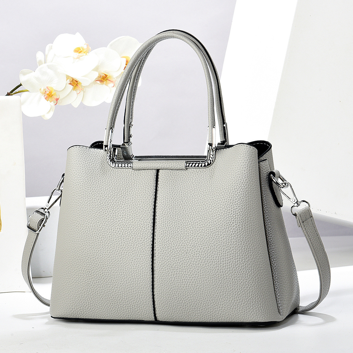 New solid-color multi-layer patchwork handbag, cross-border versatile and fashionable single-shoulder bag, large capacity, high appearance level crossbody bag Application Scenario