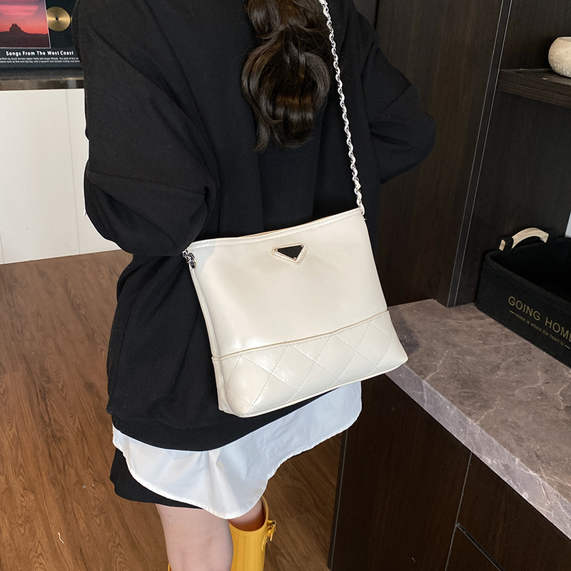 Cross-border Korean-style high-end fashion diamond-shaped chain bucket bag for women 2025 new retro casual single-shoulder crossbody bag details Picture