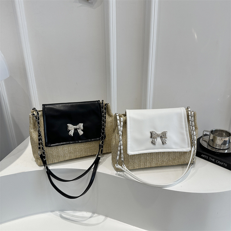 The 2025 new style of Chinese-style niche underarm bag is fashionable with contrasting colors and versatile for women. It is a high-end commuting straw bag Application Scenario