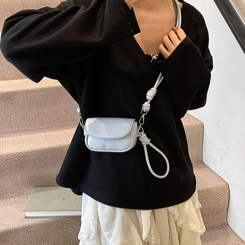 This is a new summer hand-carried small square bag with a unique and high-end feel. It features a fashionable and simple style Specification drawing