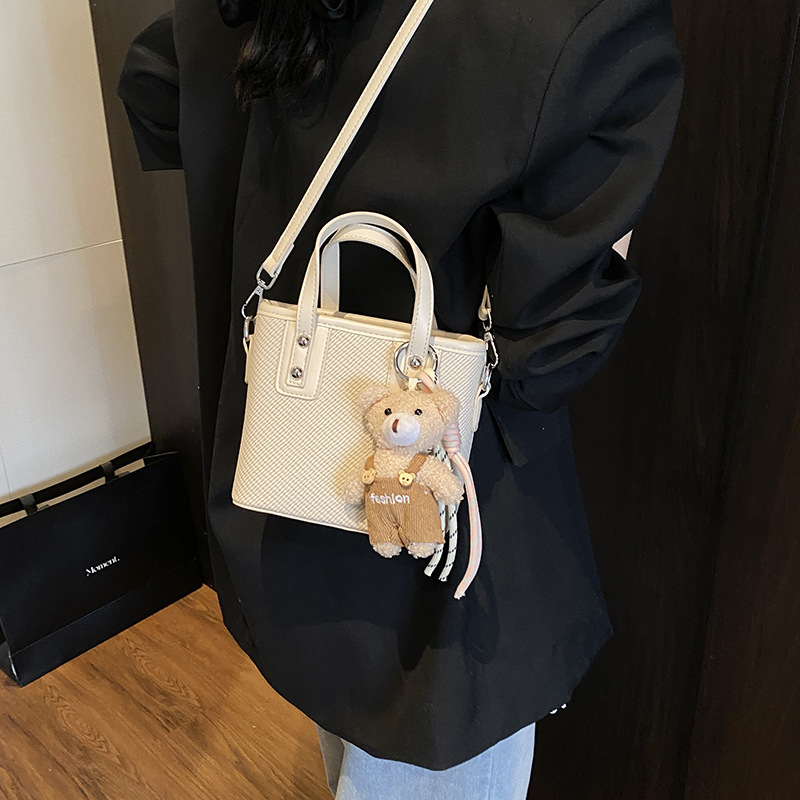 Korean high-end solid color hand-held bucket bag for women, new Spring/Summer 2025 trendy and fashionable commuting single-shoulder crossbody bag details Picture