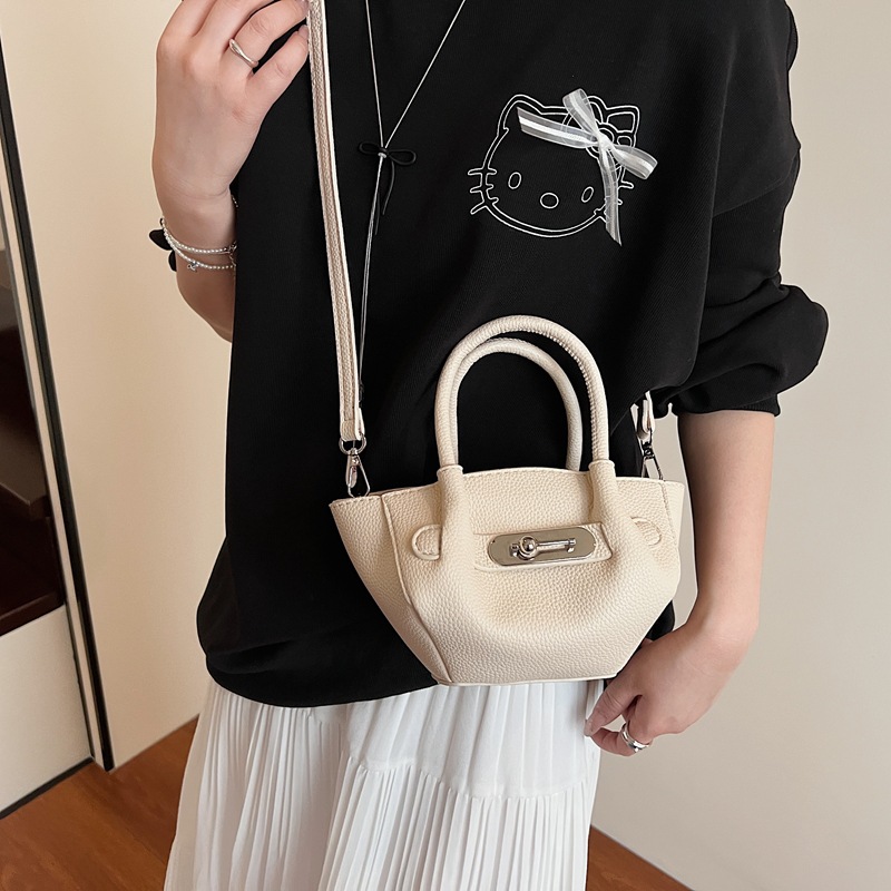 A new high-end and fashionable single-shoulder crossbody bag for women in 2025, featuring a niche cross-border design for commuting Specification drawing