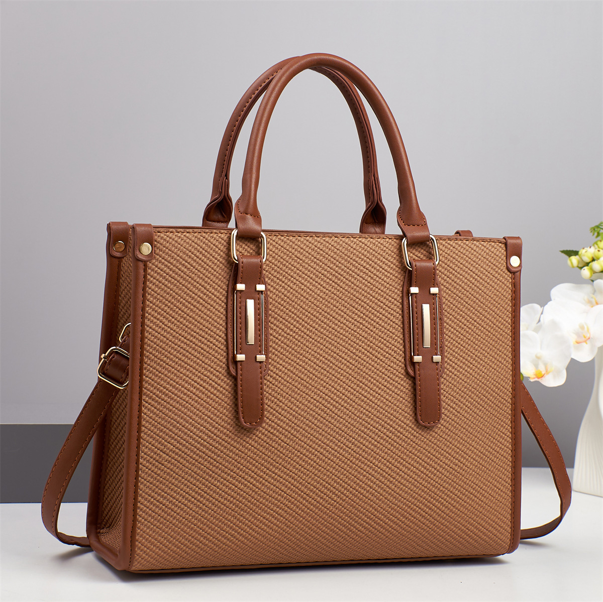 2025 Large-capacity tote bag, a high-end commuter handbag for women, a new business versatile color-blocking bag for women details Picture