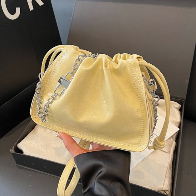 Fashionable solid-color casual and trendy bucket bag for women, 2025 new style, trendy and unique drawstring simple single-shoulder crossbody bag full figure