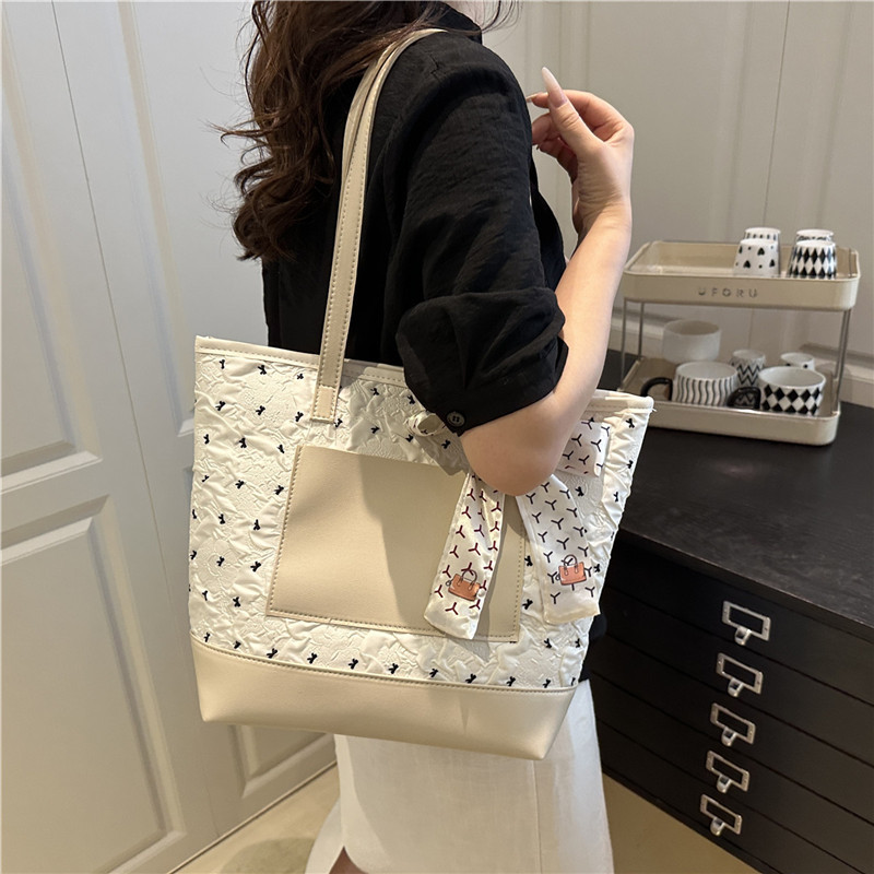 Casual and Elegant 2025 New summer single-shoulder underarm bag, large-capacity tote bag, student commuting bag for class details Picture