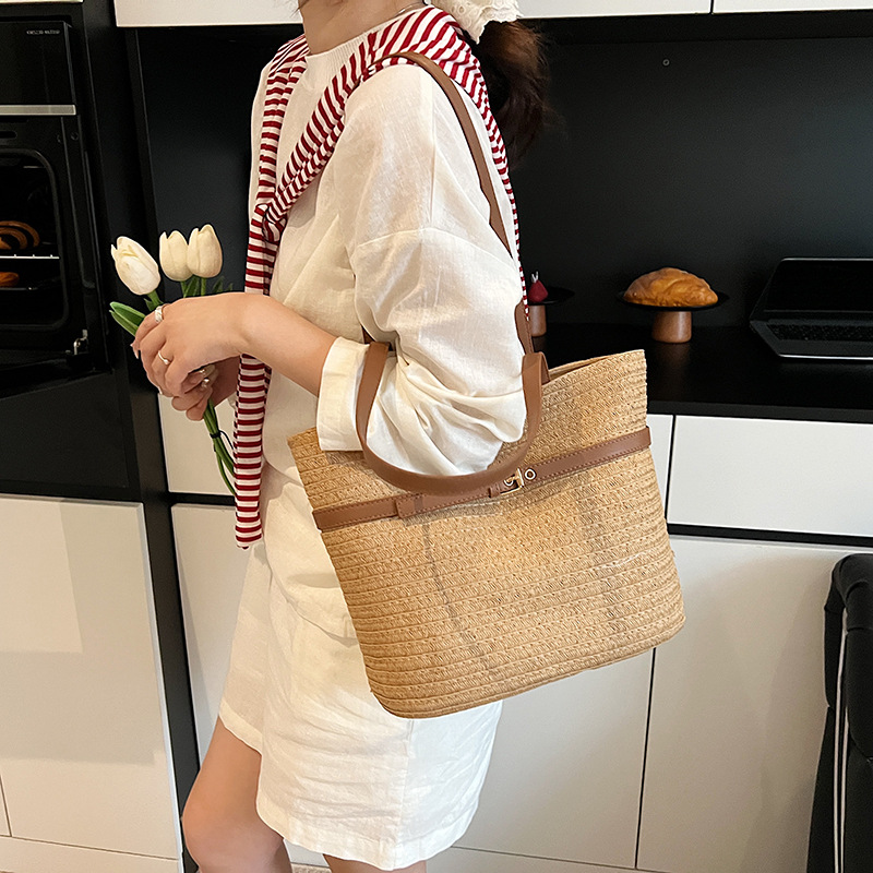The 2025 summer new seaside beach straw woven bag is a casual, simple, fashionable and versatile women's single-shoulder bag for vacation and travel full figure