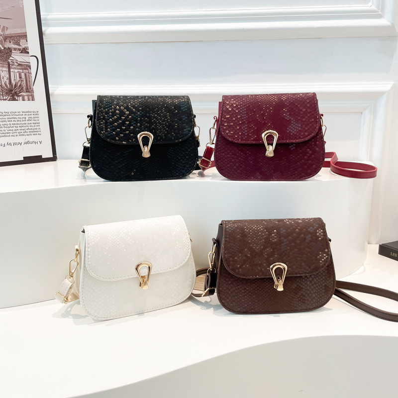 Fashionable Korean version 2025 Spring New versatile ins single-shoulder crossbody bag with lock buckle, stylish commuter saddle bag Application Scenario