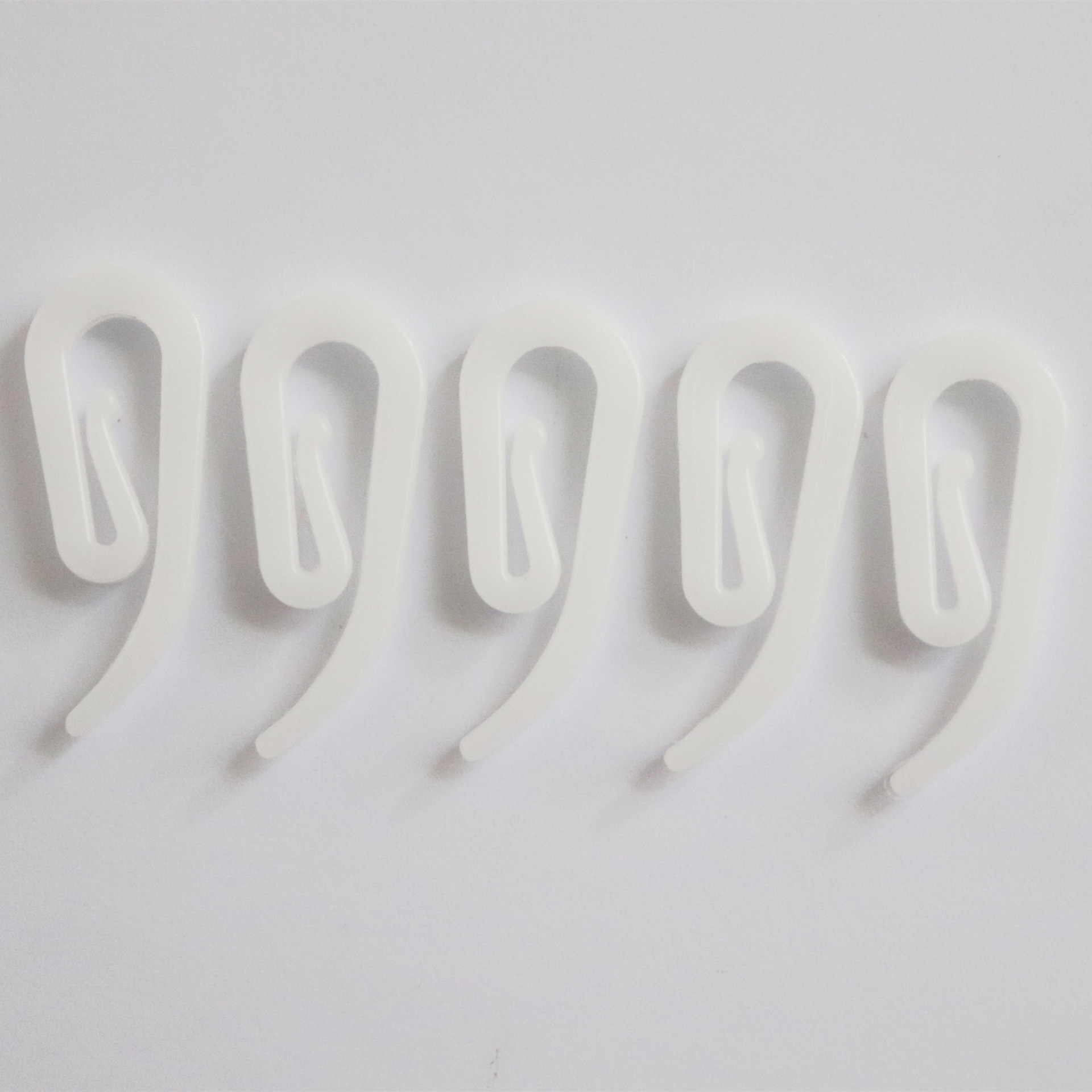 We have curtain rings, plastic curtain hooks, curtain accessories, curtain ring accessories, shower curtains, comma hooks and 6-shaped hooks in stock Specification drawing