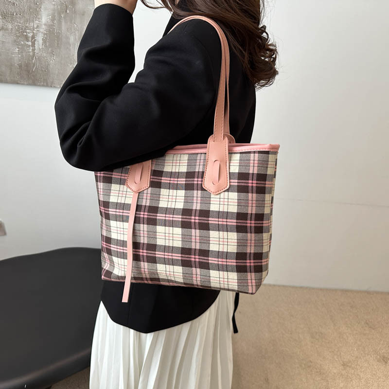 A new, fashionable, individualistic and stylish women's bag with a large capacity for work and commuting in 2024, a casual single-shoulder tote bag details Picture