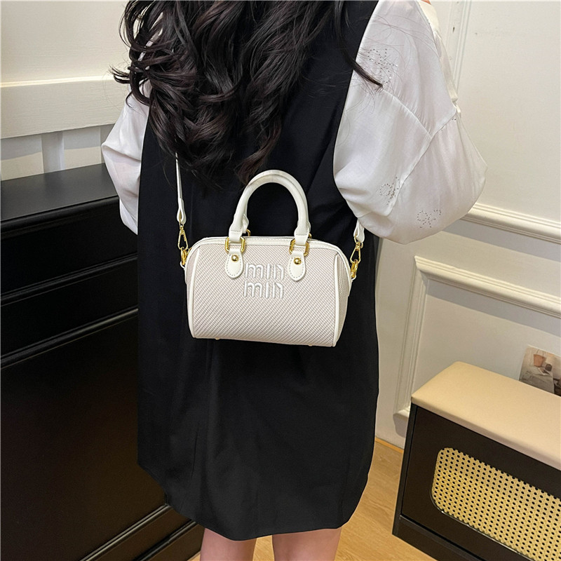 Retro letter niche design hand-held pillow bag for women 2025 new style, fashionable and high-end, versatile single-shoulder crossbody bag Application Scenario