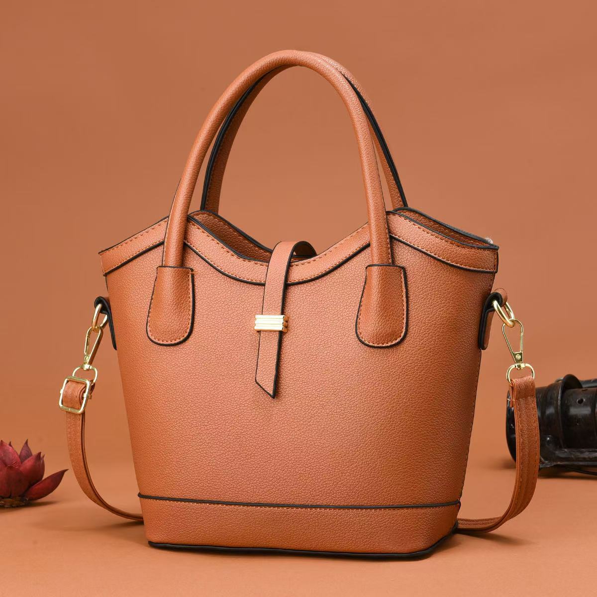 The new cross-border fashion commuting hand-held bucket bag for mom is a versatile, trendy, simple and large-capacity single-shoulder crossbody bag Application Scenario