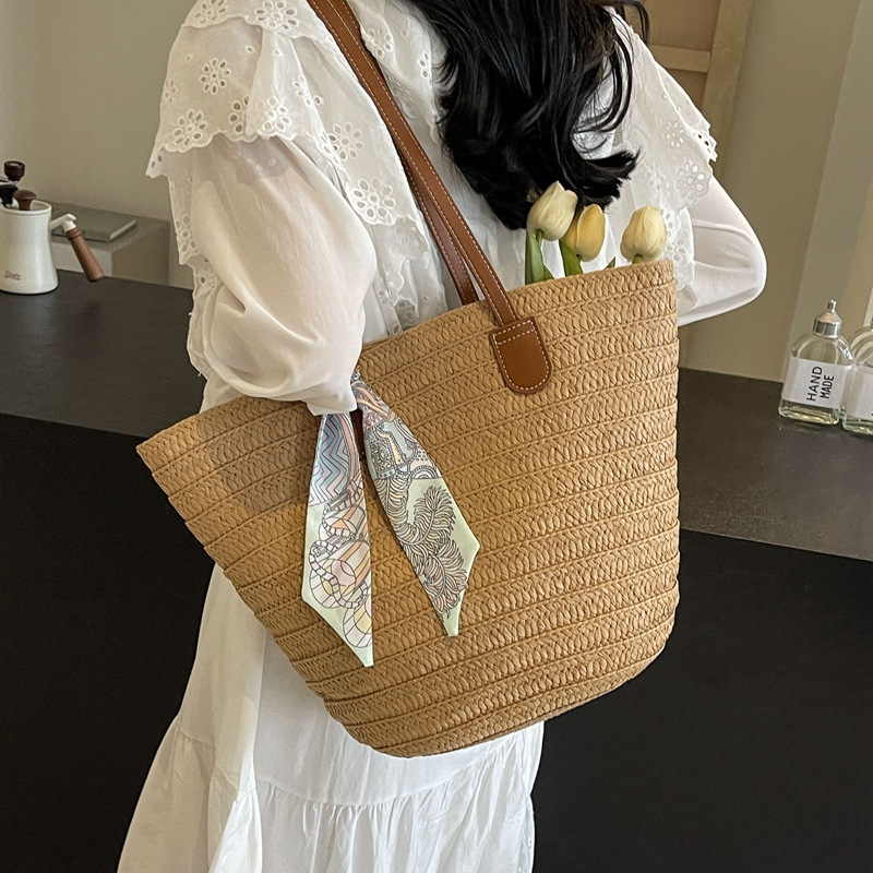 Straw woven bag for women, large capacity 2025 new style vacation beach bag, woven bucket bag, vegetable basket, commuting tote bag, trendy full figure