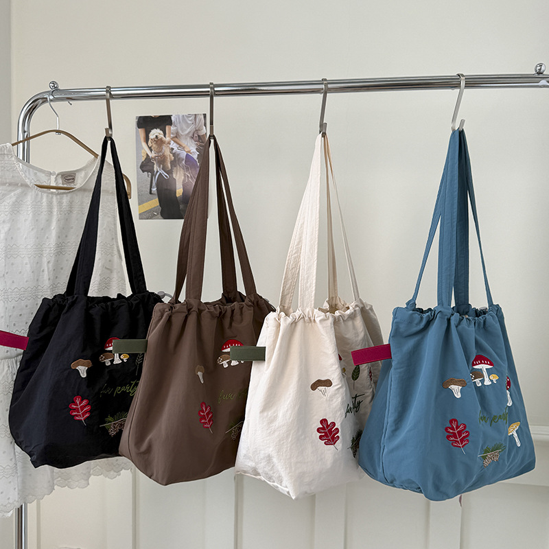 2025 New letch-printed canvas bag, women's large-capacity casual single-shoulder bag, cute printed bucket bag, class bag full figure