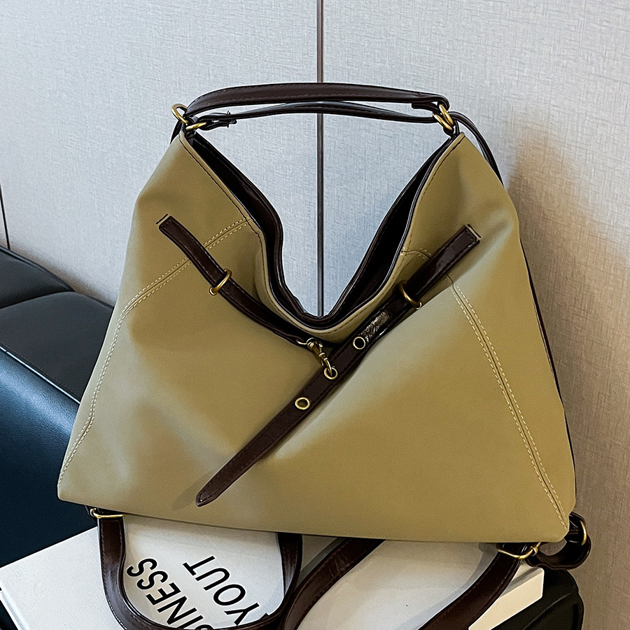 This is a new 2024 women's single-shoulder bag with a simple soft surface and large capacity. It is a fashionable, casual and retro commuting crossbody bag full figure
