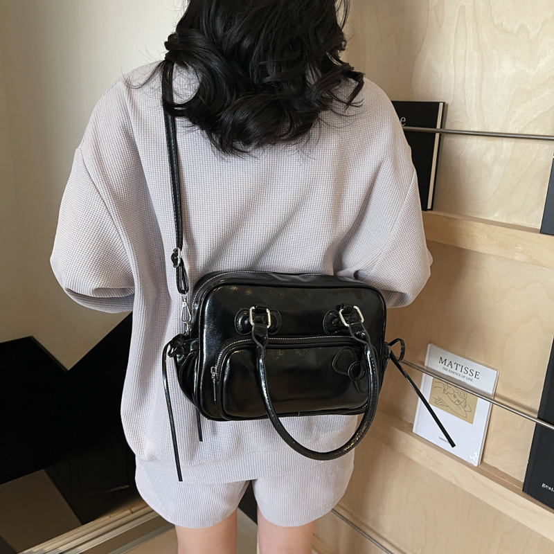 Cross-border niche hand-held small square bag for women 2025 new trendy and fashionable backpack, simple and casual single-shoulder crossbody bag Application Scenario