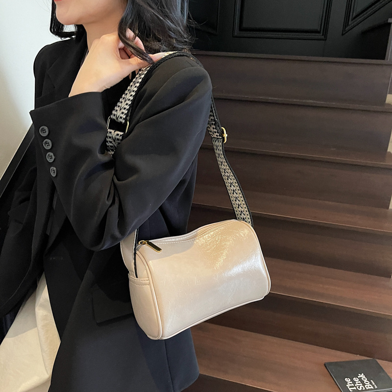 The new Spring/Summer 2025 high-end single-shoulder bag, trendy and fashionable crossbody bag, versatile, casual and large-capacity commuting bag Specification drawing