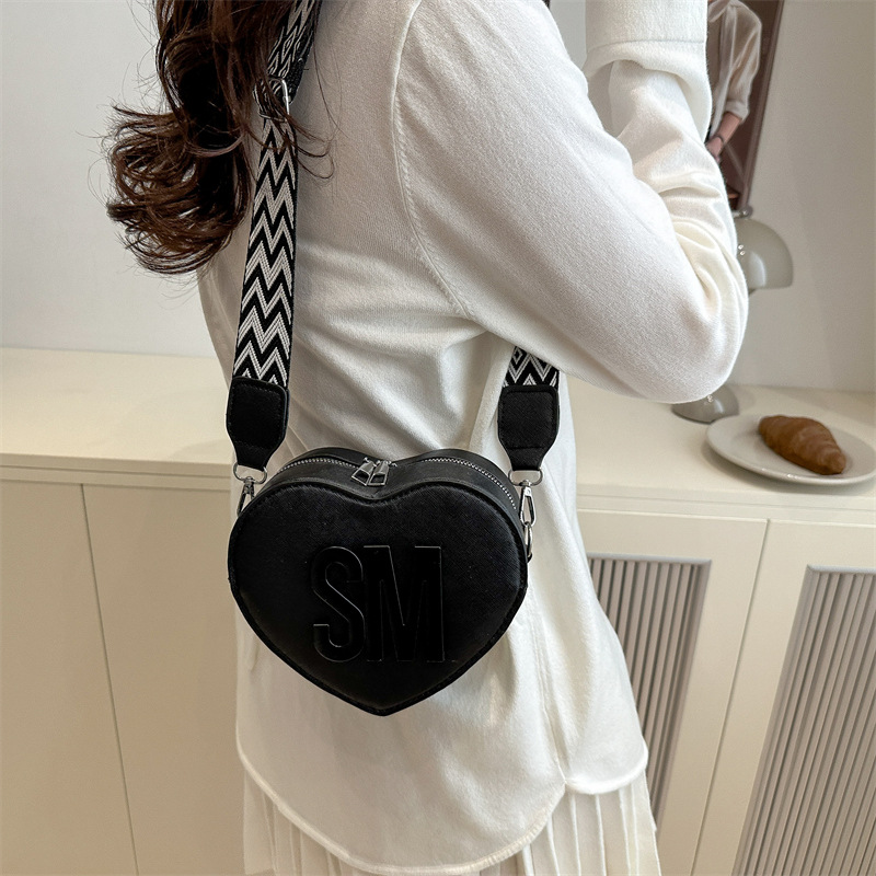 The new Spring/Summer 2025 fashion and stylish heart-shaped bag, simple and trendy single-shoulder bag, casual, sweet and individual crossbody bag for women details Picture