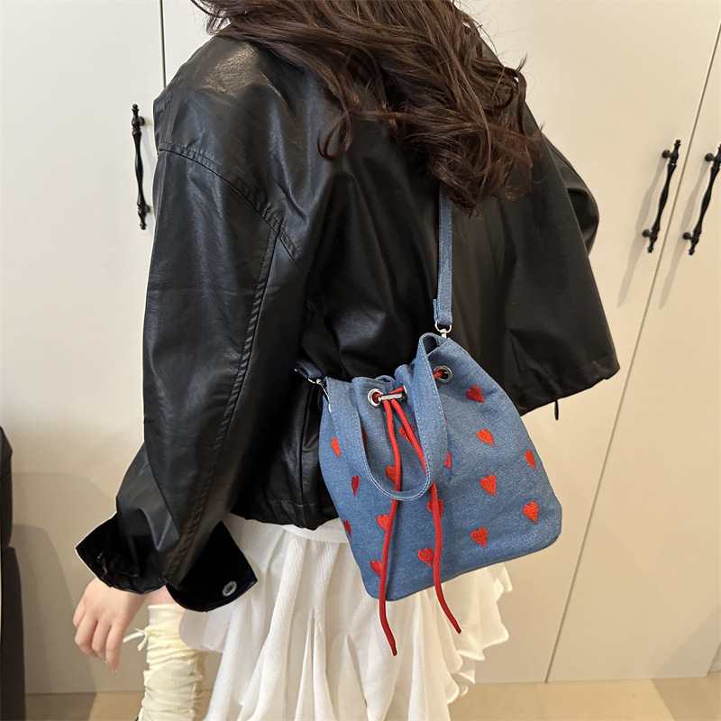 Korean embroidered heart-shaped drawstring pink handbag, 2025 new style single-shoulder crossbody bag, texture pleated bucket bag Specification drawing