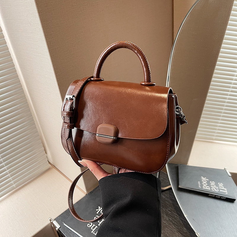 A new women's 2025 trendy, fashionable and high-end single-shoulder bag for commuting and a small square crossbody bag full figure