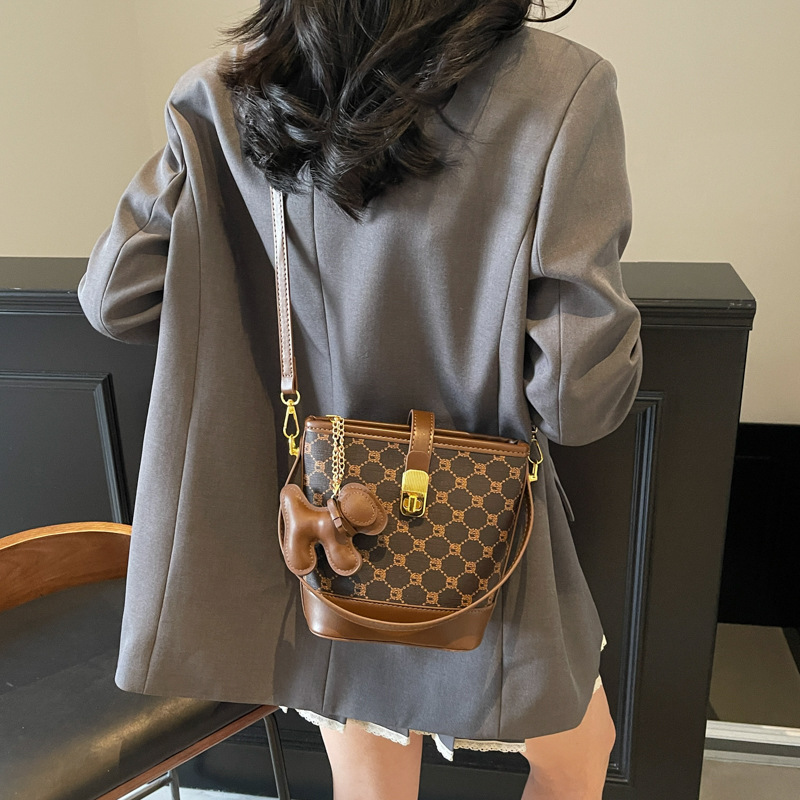 Korean-style fashionable and high-end handbag, 2025 new printed and elegant bucket bag, stylish and versatile single-shoulder crossbody bag Application Scenario