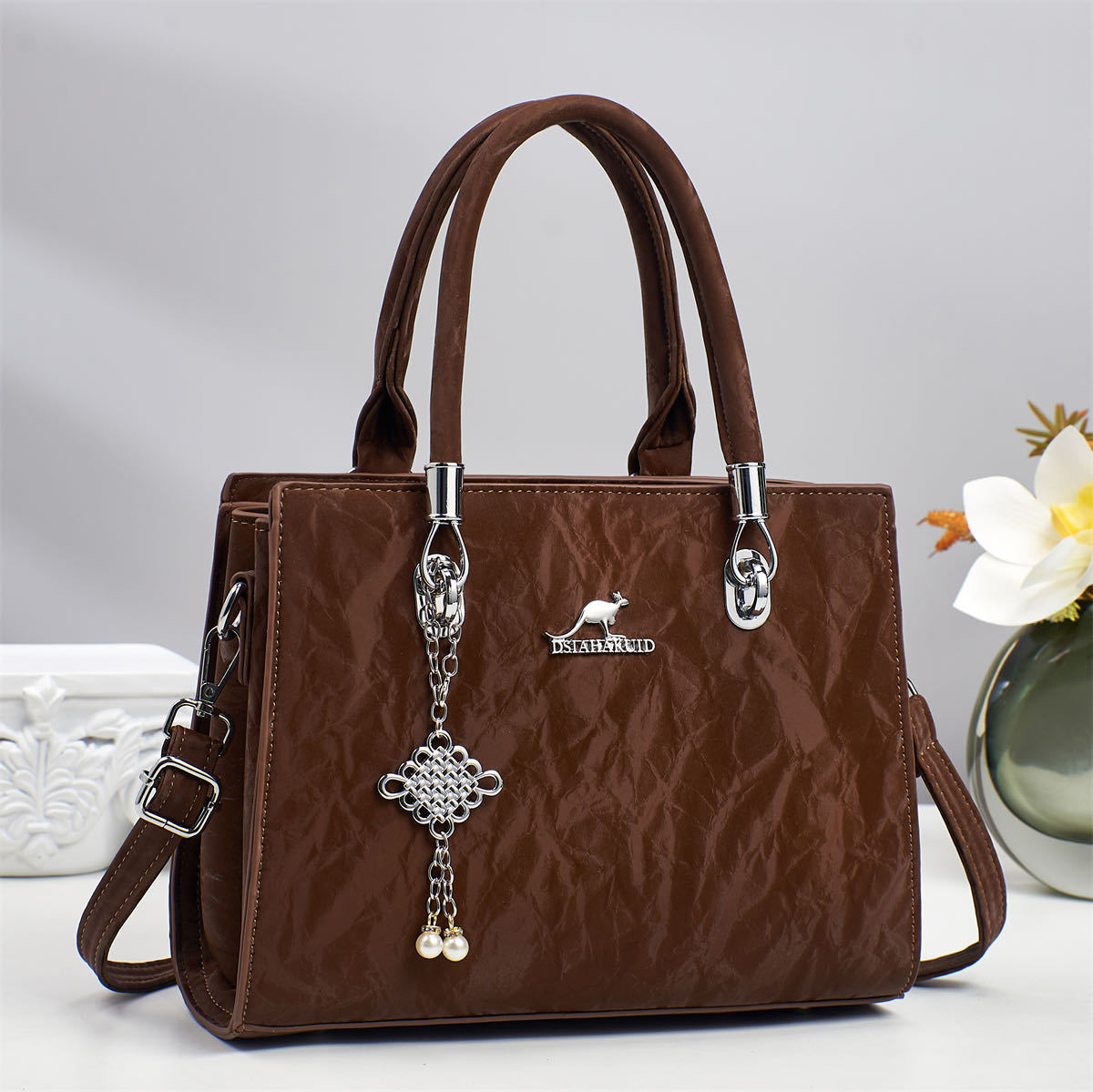 New 2025 women's crossbody bag, women's fashion, middle-aged women's handbag, women's single-shoulder bag wholesale Application Scenario