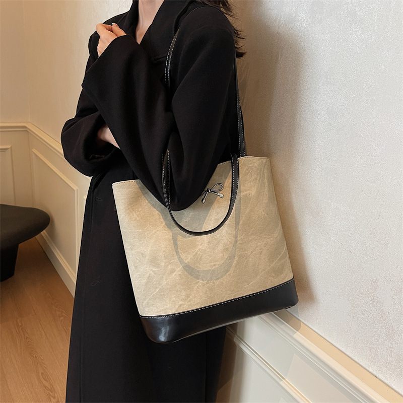 The 2024 new large-capacity, simple and versatile single-shoulder shopping bag tote bag for casual work and commuting Application Scenario