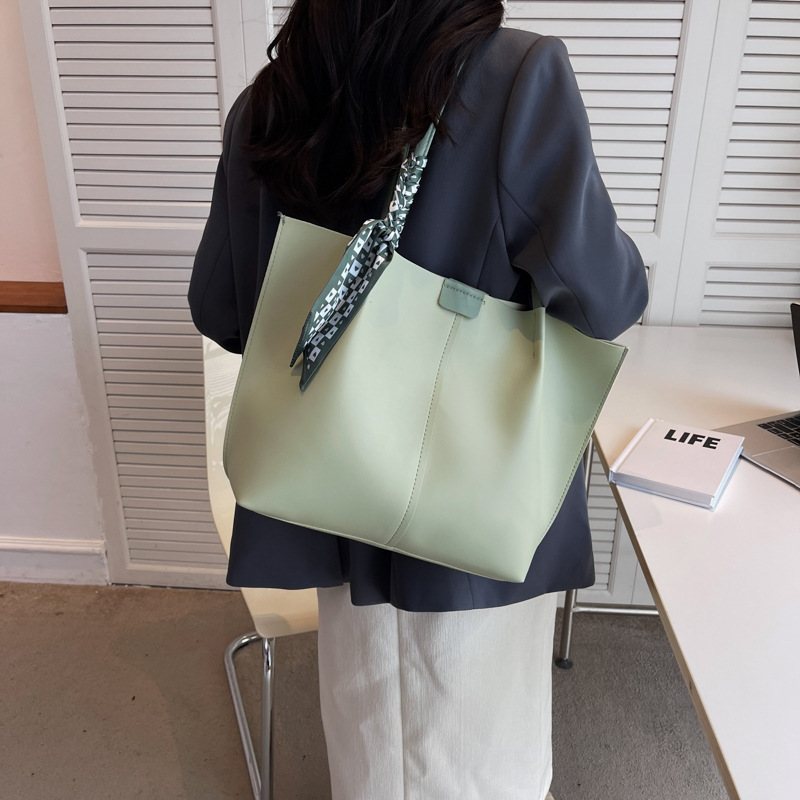 Simple and elegant women's large-capacity 2023 new personalized summer single-shoulder bag, trendy and casual tote bag for class and commuting details Picture