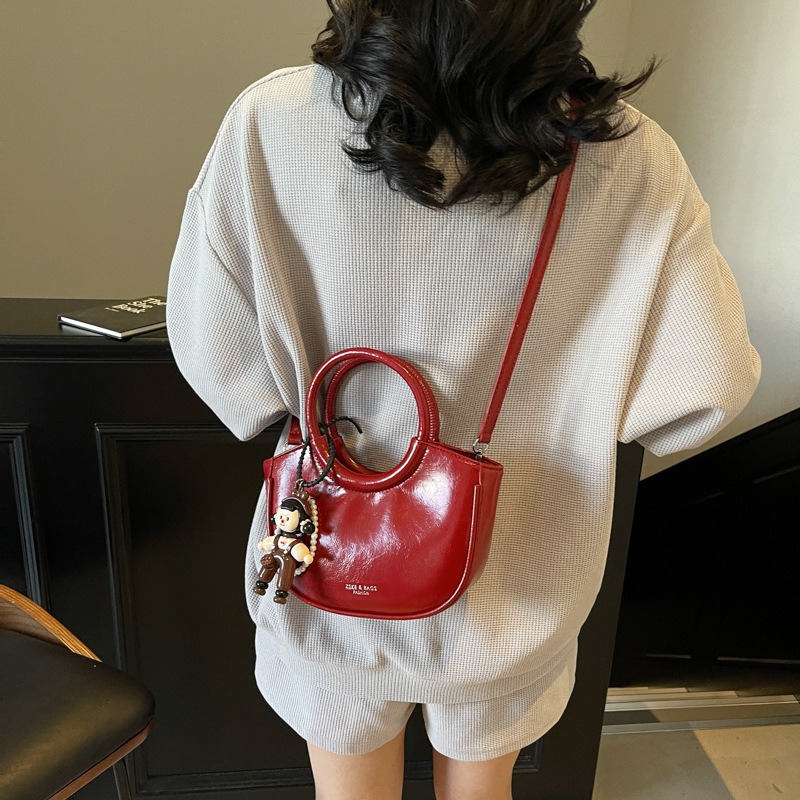 A stylish, sophisticated and high-end handbag for women, a new spring/Summer 2025 trend, versatile, simple and casual single-shoulder crossbody bag Application Scenario