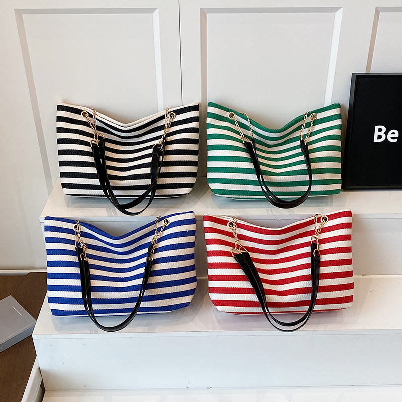 The 2025 summer new single-shoulder crossbody bag is fresh, simple, stylish, individualistic, trendy, and has a large capacity tote bag for women Application Scenario