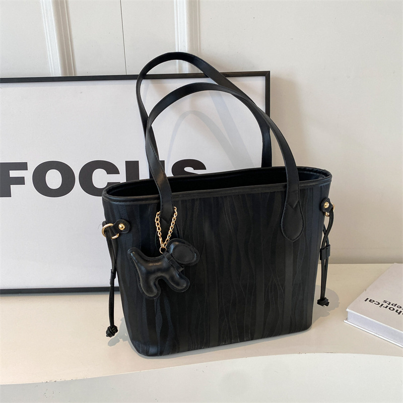 A stylish and large-capacity handbag for women in 2025, a high-quality commuter handbag that is both fashionable and versatile, and a single-shoulder tote bag Application Scenario