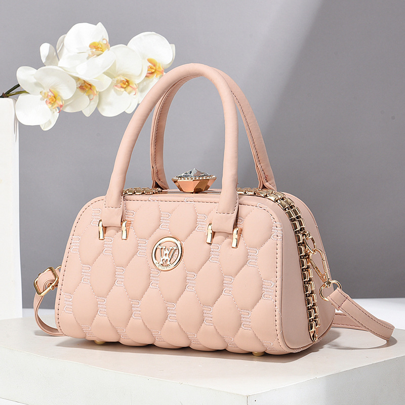 Cross-border delivery of new steel frame pillow bags, women's bags, handbags, stylish diamond-encrusted bags, steel clips, women's single-shoulder crossbody Application Scenario