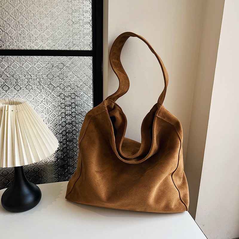 Casual and laid-back style women's tote bag, large-capacity spring/Summer 2024 new design sense, niche commuting crossbody bag full figure