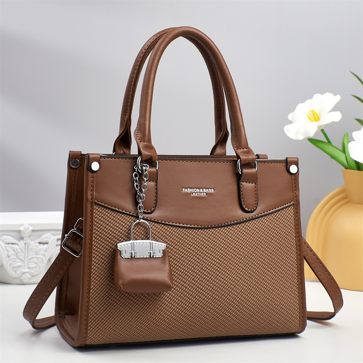 High-end hand-held shoulder bag, retro new women's bag, simple, fashionable and elegant commuter style tote bag, women's bag full figure
