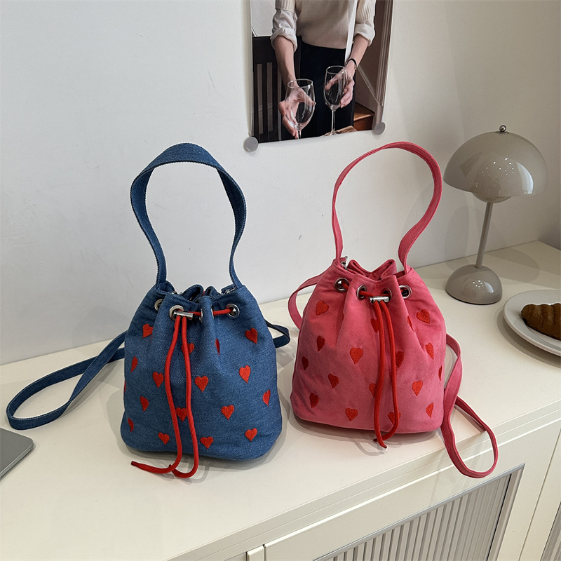 Korean embroidered heart-shaped drawstring pink handbag, 2025 new style single-shoulder crossbody bag, texture pleated bucket bag Application Scenario