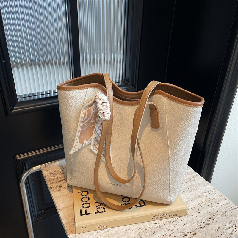 Simple and retro bag, large-capacity underarm bag, 2024 new style casual and versatile shoulder bag, tote bag for work and commuting details Picture