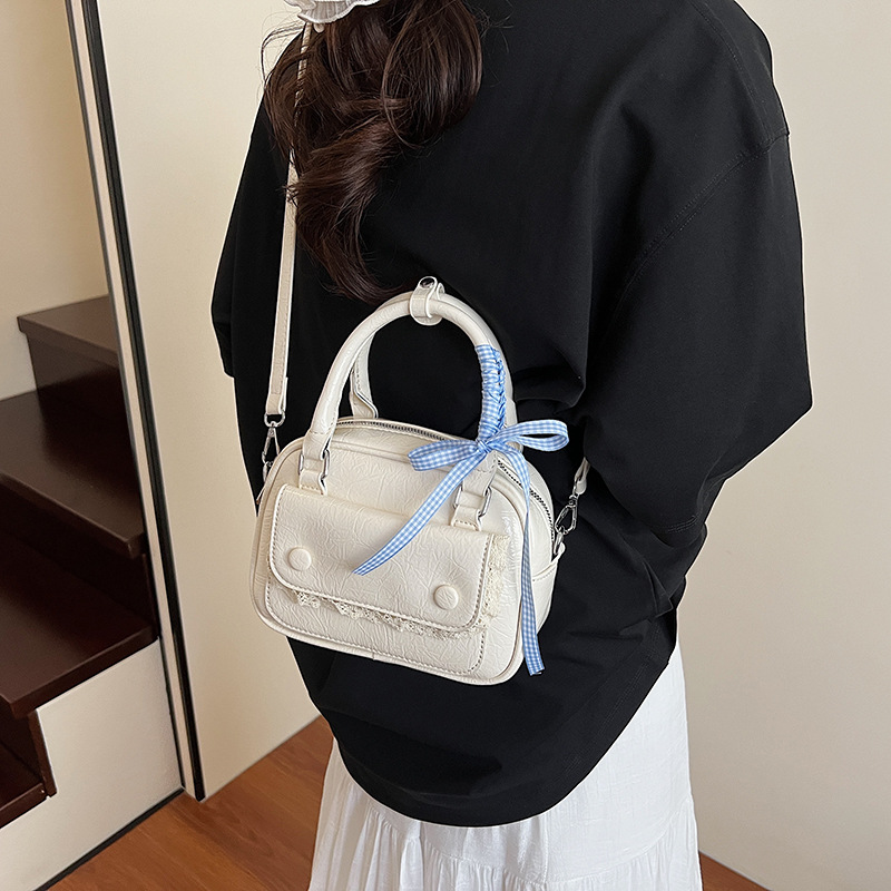 A simple and elegant bowling bag for women, a new summer 2025 fashion, trendy and niche design, single-shoulder crossbody bag Application Scenario