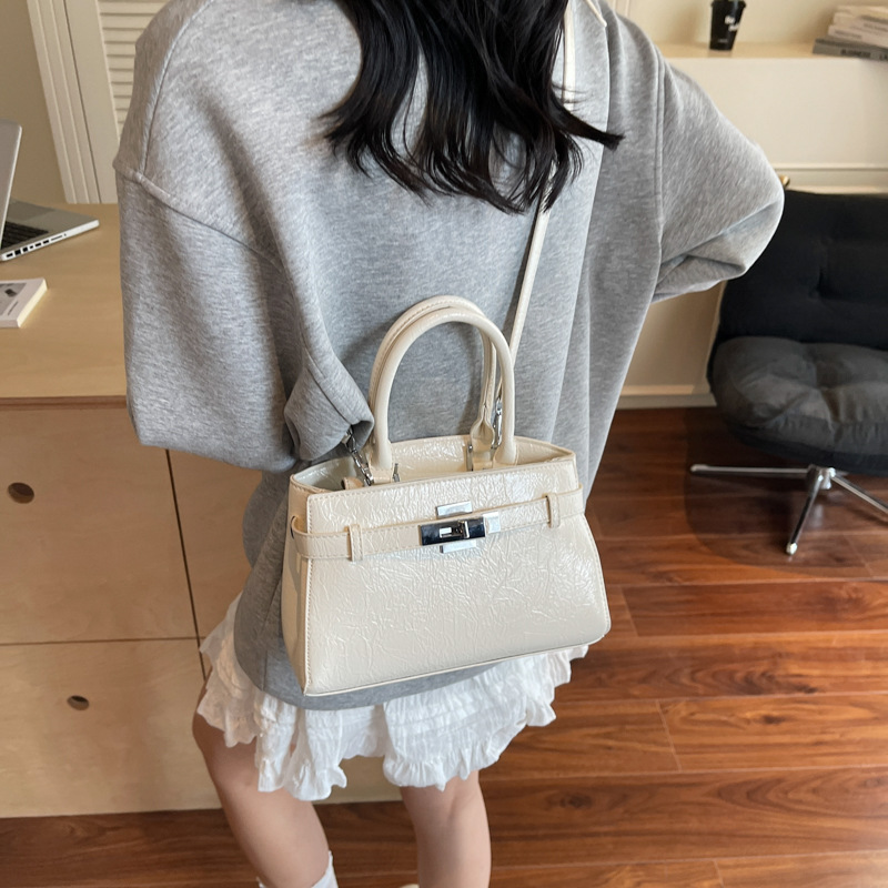 Carry a stylish handbag, a trendy Kelly bag for summer 2025, a high-end shoulder bag, and a versatile crossbody bag details Picture