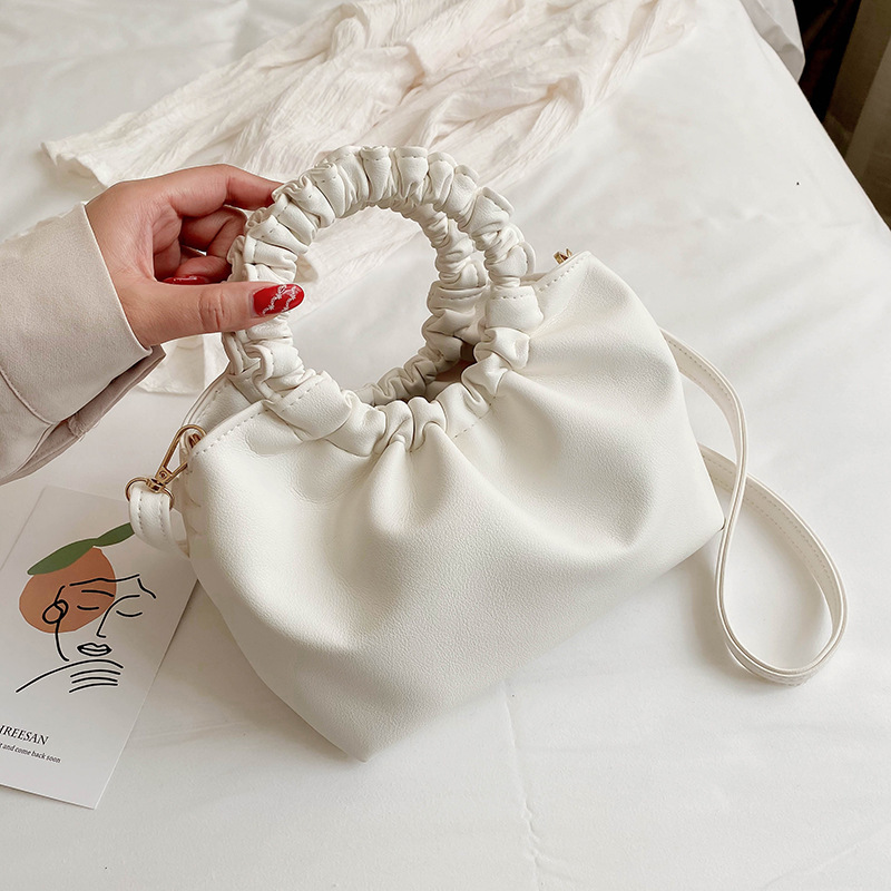 Simple single-shoulder small bag, stylish women's bag 2023 new trendy and fashionable crossbody bag, women's hand-held cloud bag Application Scenario