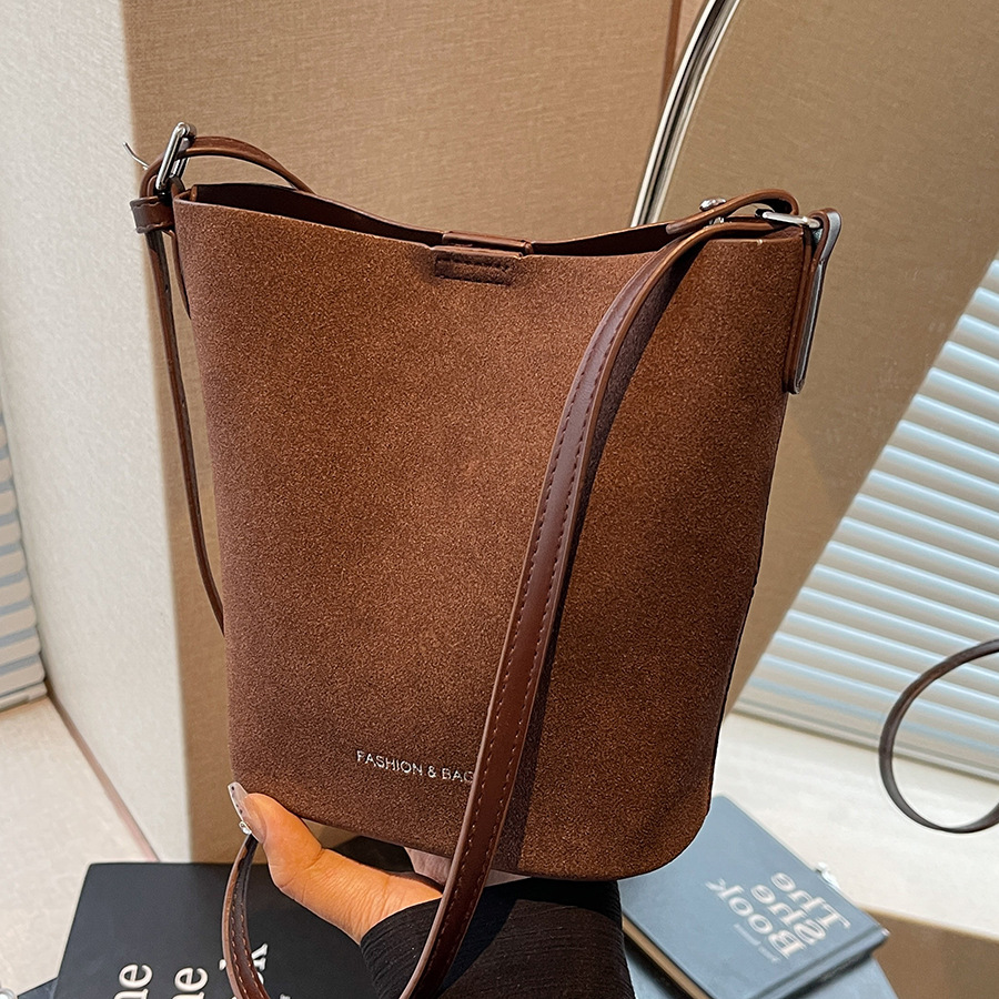 Korean retro bucket bag for women, 2024 new style simple and fashionable single-shoulder bag, high-end and versatile commuting crossbody bag full figure
