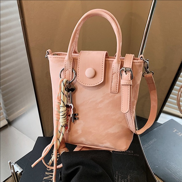 A trendy soft leather handbag for women in 2025, a new fashionable single-shoulder bucket bag with a high-end feel, and a casual crossbody bag full figure